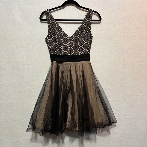 RTR Nha Khanh Kae Dress - size 4 - Picture 4 of 6